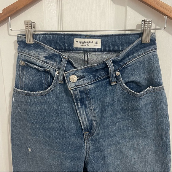 A&F Ultra High Rise 90s Straight Jean - Picture 4 of 4